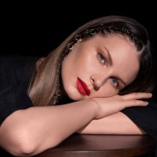Ева Власова сломала руку перед гастрольным туром