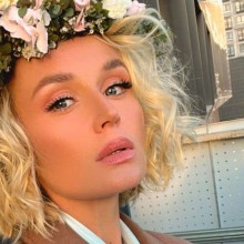 Полина Гагарина сломала зуб на сцене