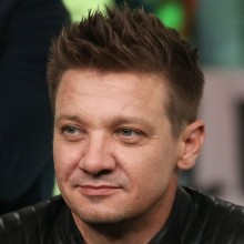 Джереми Реннер остается в инвалидной коляске после переломов