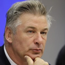 С Болдуина сняли обвинения в убийстве оператора Хатчинс – СМИ