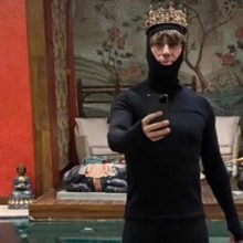 Максим Галкин оправдался перед фанатами, решившими, что он снялся голым в короне и сапогах