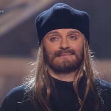 “Хоть не лифчик поверх рясы”: РПЦ и публика раскритиковали “бородатую” Ваенгу (ВИДЕО)