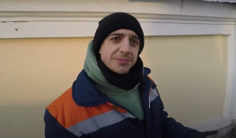 Сыгравший Горшка в «Короле и Шуте» Плотников продолжает работать дворником