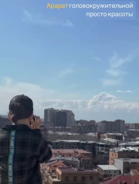 Дмитрий Шепелев улетел из России с сыном Платоном