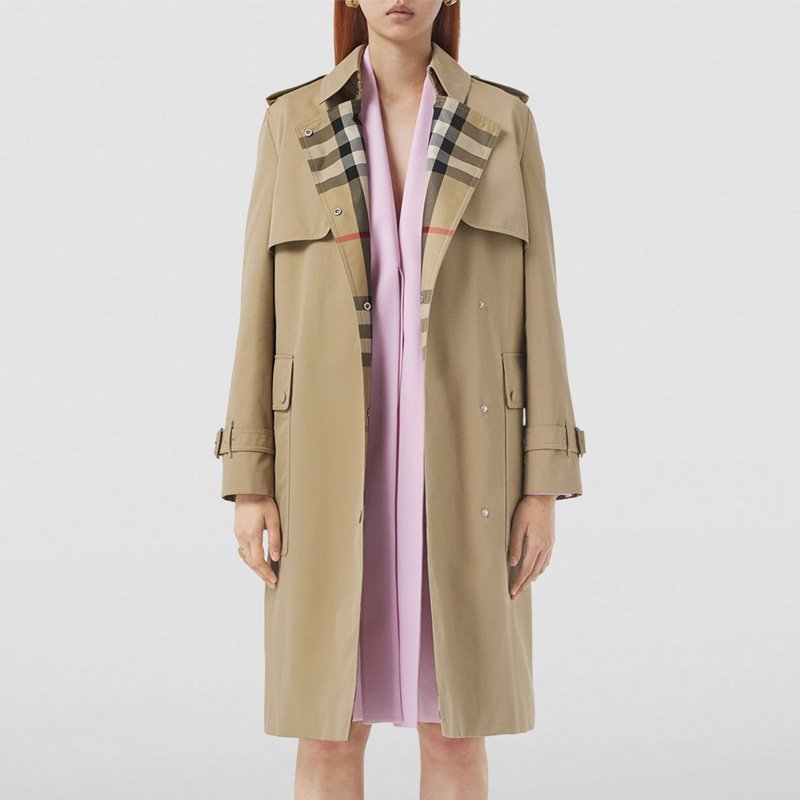 модель в клетчатом тренче Burberry с вставками спереди