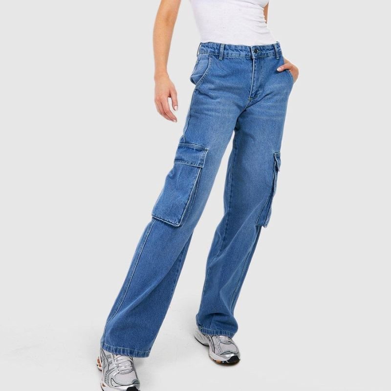 Джинсы Boohoo Tall Cargo, иллюстрирующие лучшие джинсы для прямоугольного типа фигуры