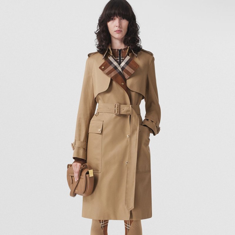 модель в тренче Burberry с клетчатой ​​вставкой спереди