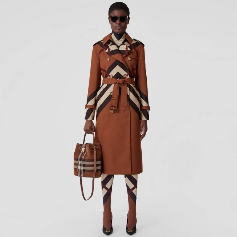Тренч в клетку Burberry с узором шеврон