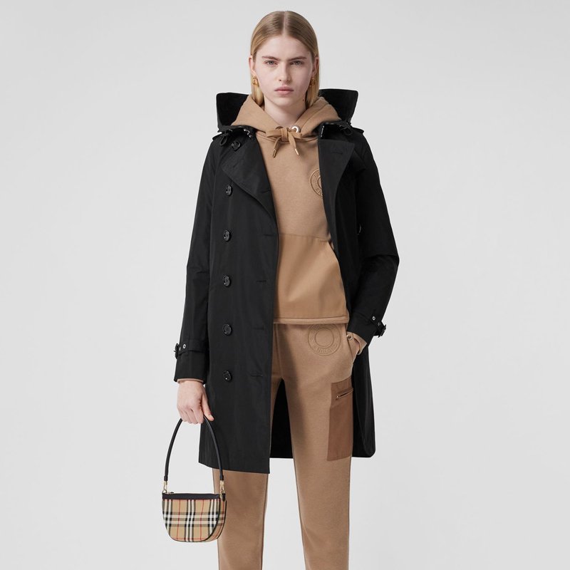 Модель в черном плаще Burberry 