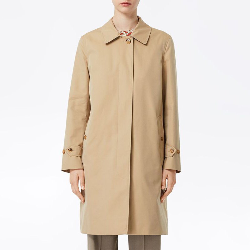 Модель в пальто Burberry медового цвета