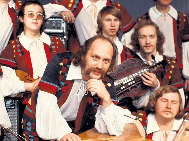 Владимир Мулявин (в центре)