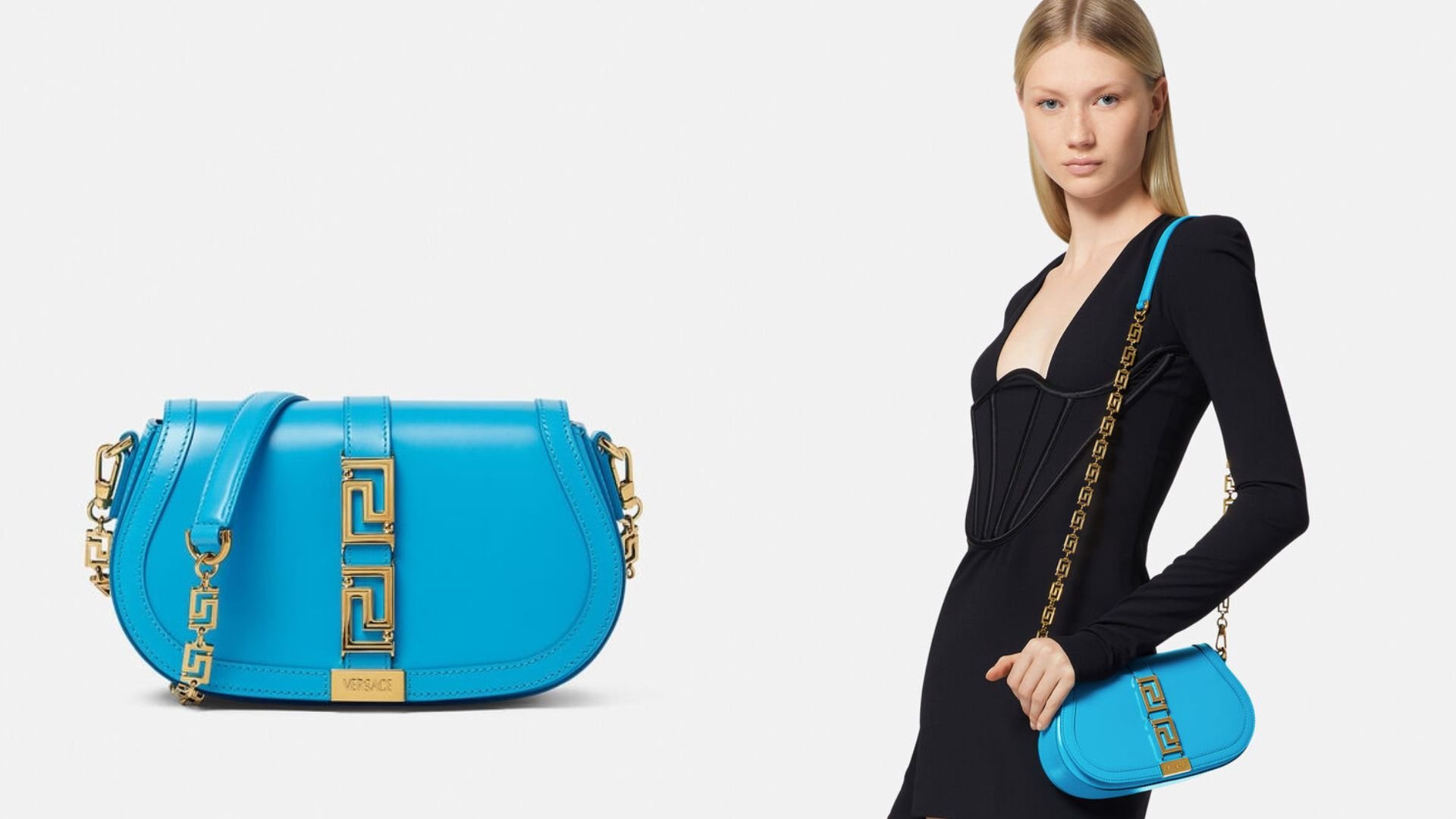 композиция из плоской планировки и модели в синей сумке Versace Greca Goddess Bag