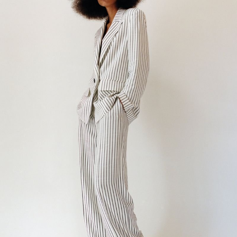 модель в блейзере Zara White Striped Blazer и брюках