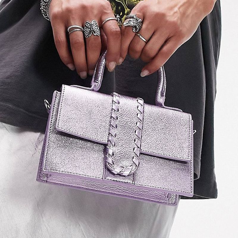 модель держит Topshop Mini Lola Bag