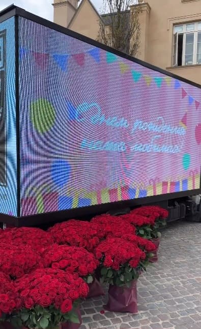Самойловой подарили на день рождения грузовик цветов