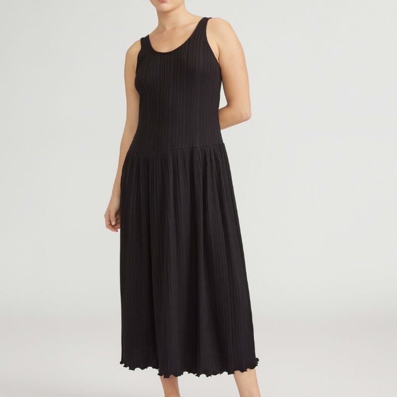 модель в черном платье в рубчик с круглым вырезом Everlane