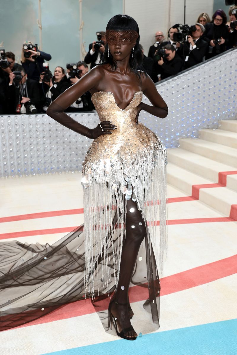 Анок Яй на красной дорожке Met Gala 2023