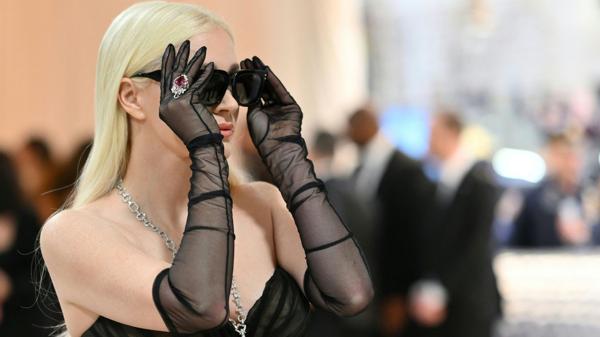 Джессика Честейн на Met Gala 2023 в солнцезащитных очках