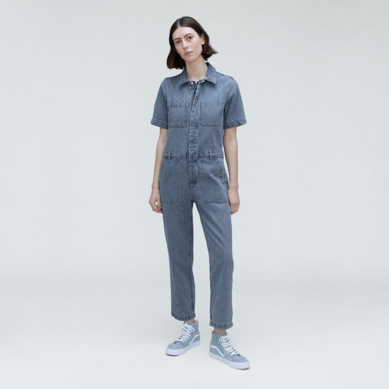 Джинсовый комбинезон Everlane.