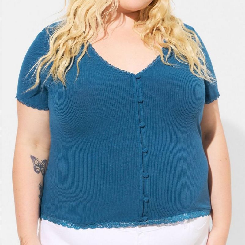 модель в футболке с пуговицами Torrid Lace