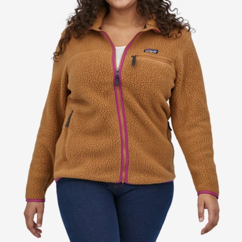модель в коричневом флисовом комбинезоне Patagonia Retro Pile