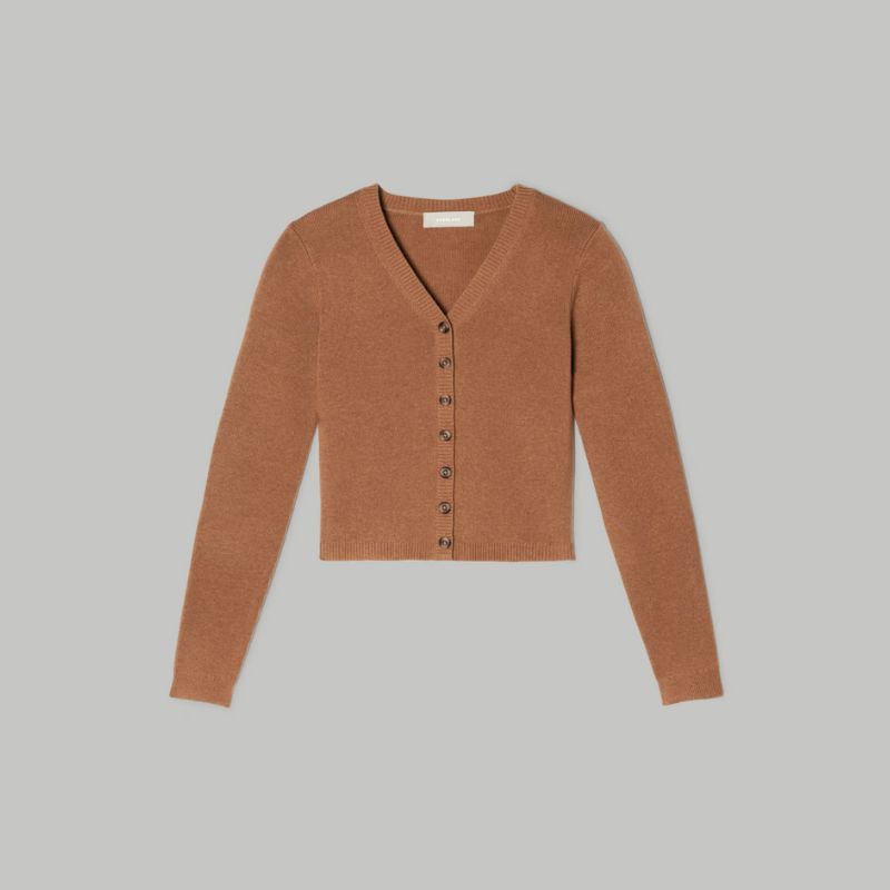 Коричневый кардиган Everlane.
