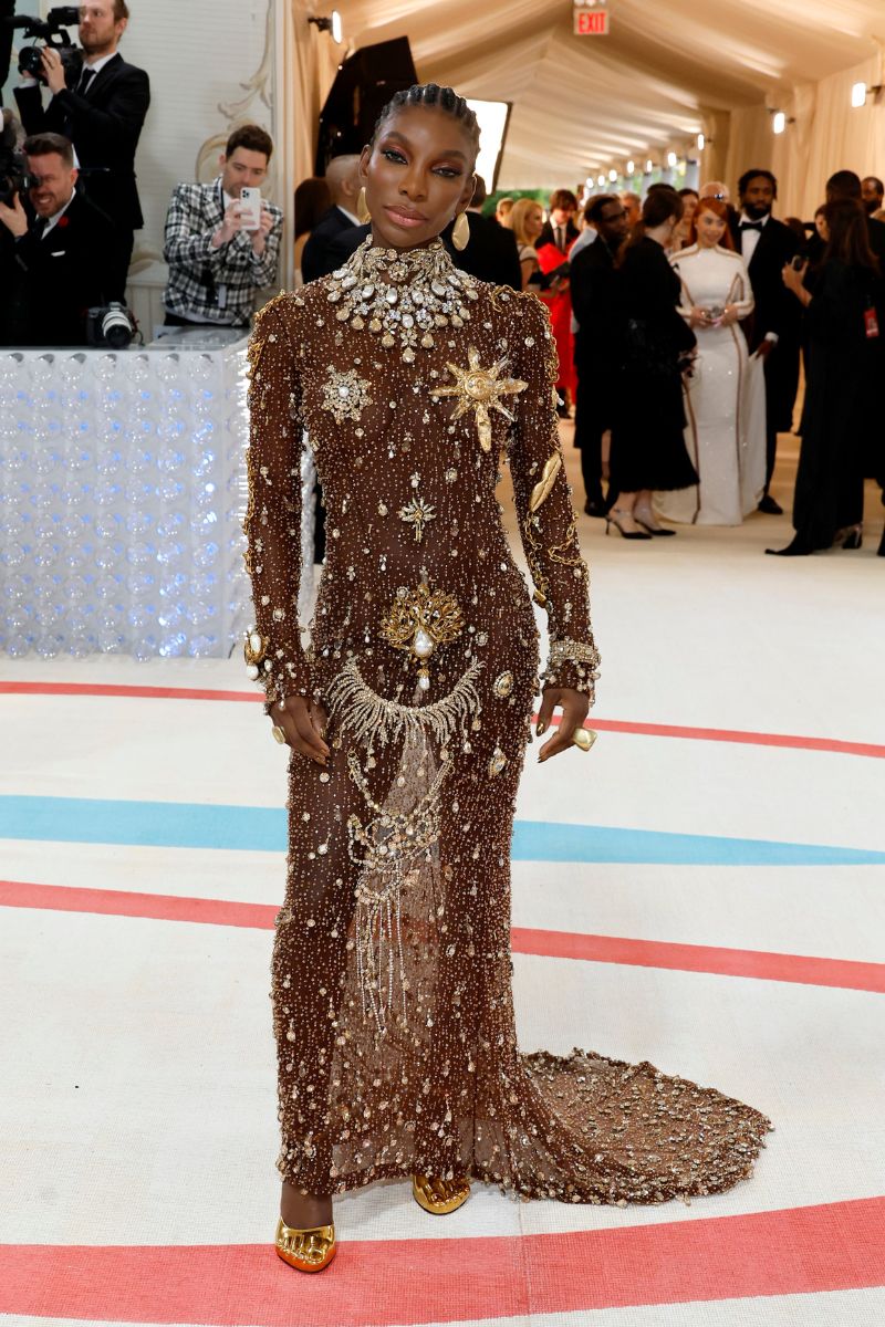 Микаэла Коэль на красной дорожке Met Gala 2023