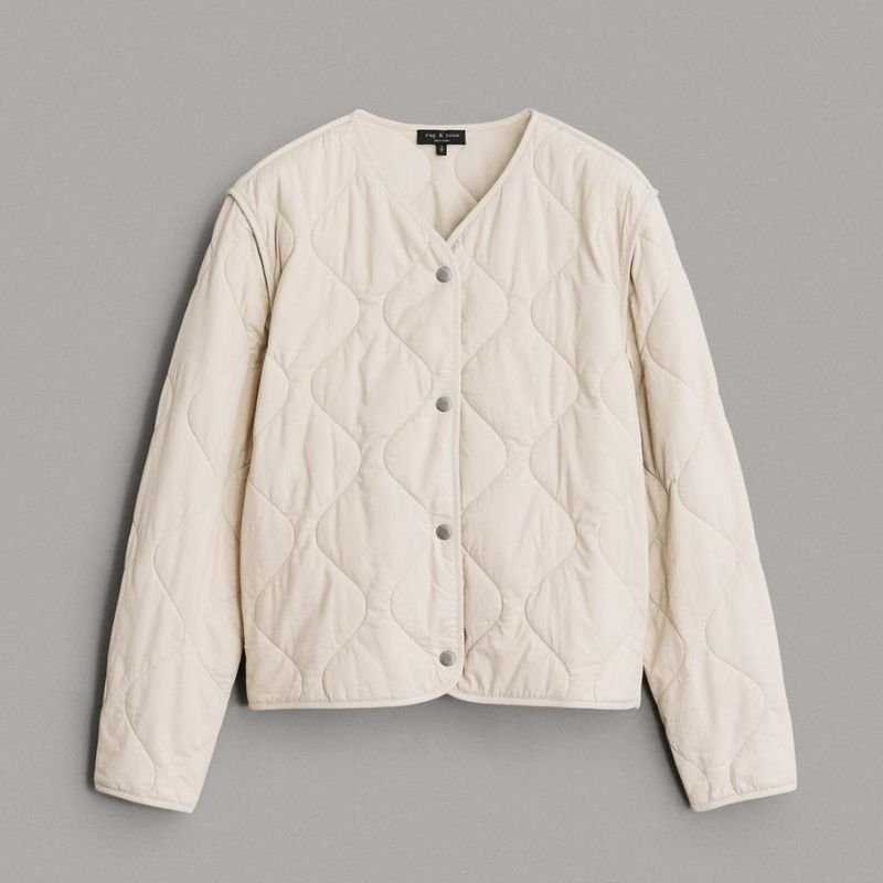 плоская стеганая легкая укороченная куртка кремового цвета rag & Bone на сером фоне
