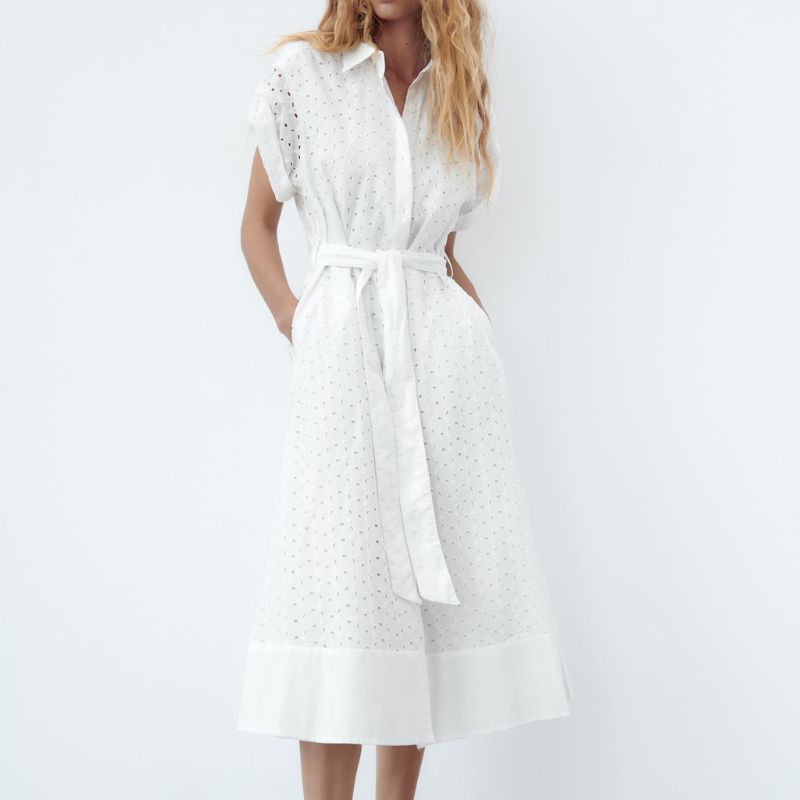 модель в платье с вышивкой Zara