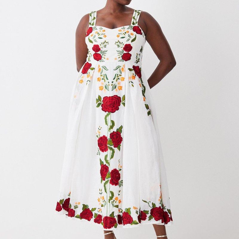 модель в платье Karen Millen Plus Rose