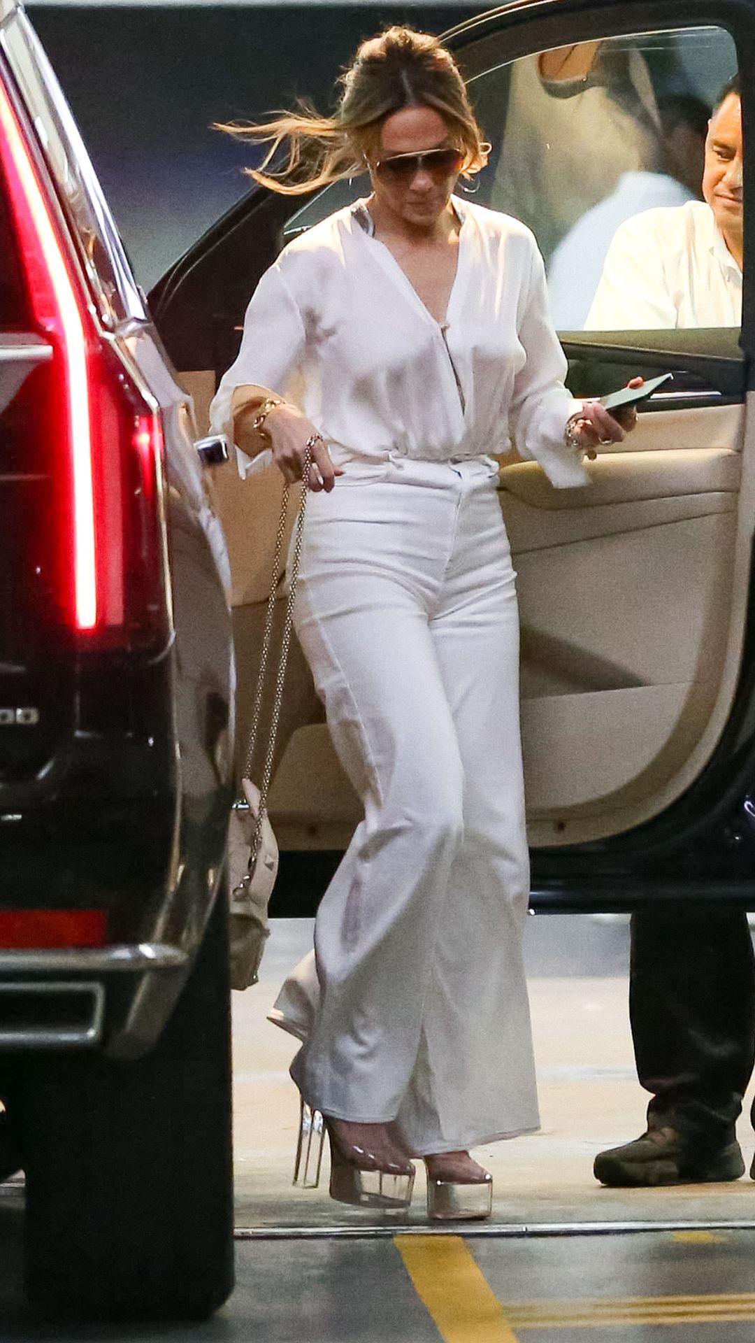 Супер летний полностью белый наряд JLo с белыми расклешенными джинсами